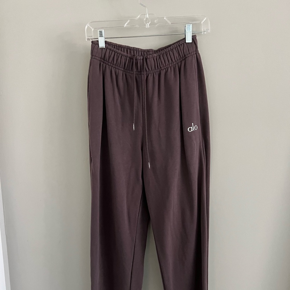 Alo yoga straight leg accolade sweats